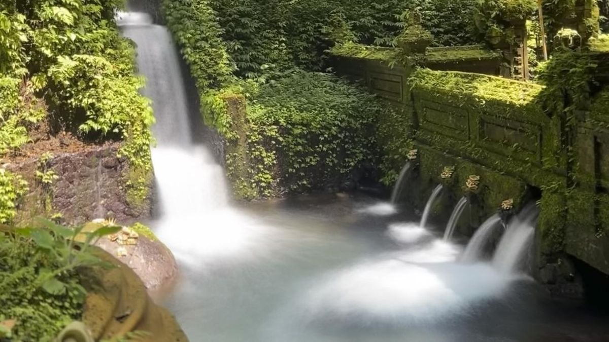 Mengenal Melukat: Tradisi Pembersihan Diri di Bali