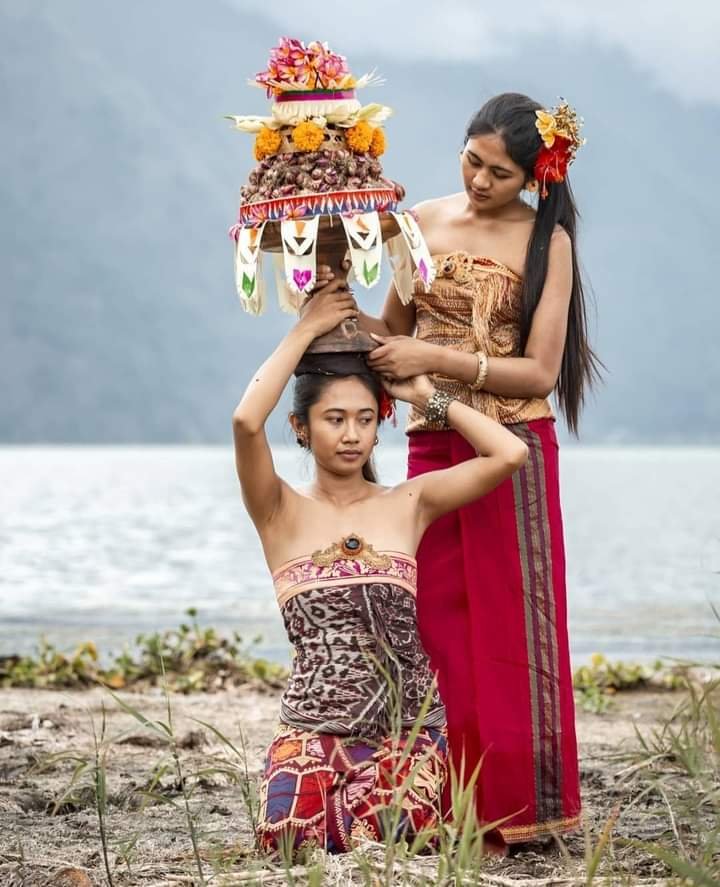 MEMAKNAI MELUKAT DALAM PERSPEKTIF HINDU