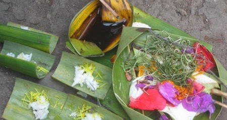 Makna Mebanten Saiban (Ngejot / Yadnya Sesa)