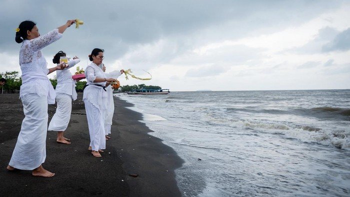 Makna Upacara Melasti yang biasanya Digelar Dipantai Menjelang Nyepi